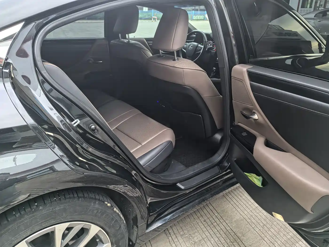 Фото 8 - Lexus ES