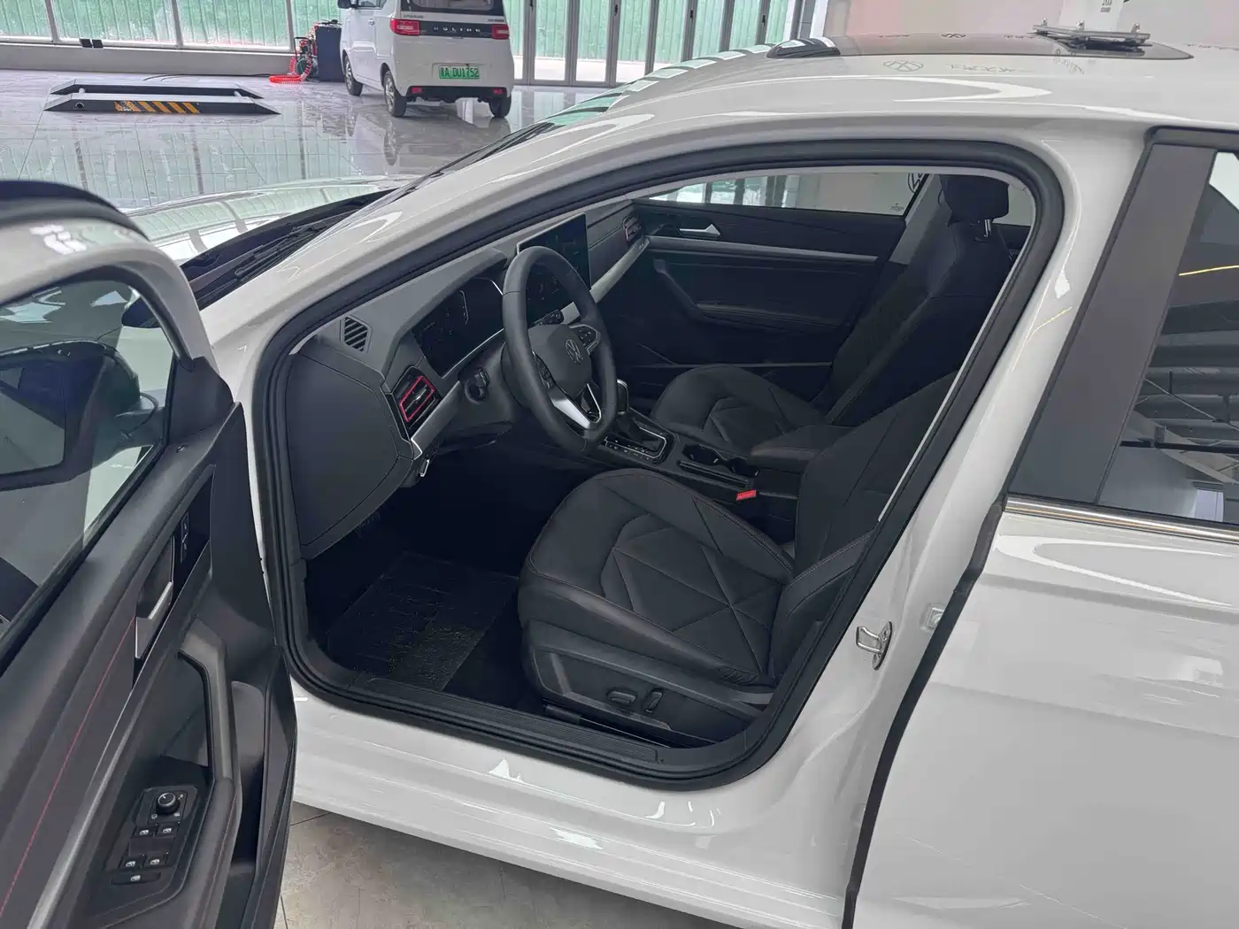 Volkswagen Lavida 2024 Model 300TSI DSG Starlight Leading Edition фото 4