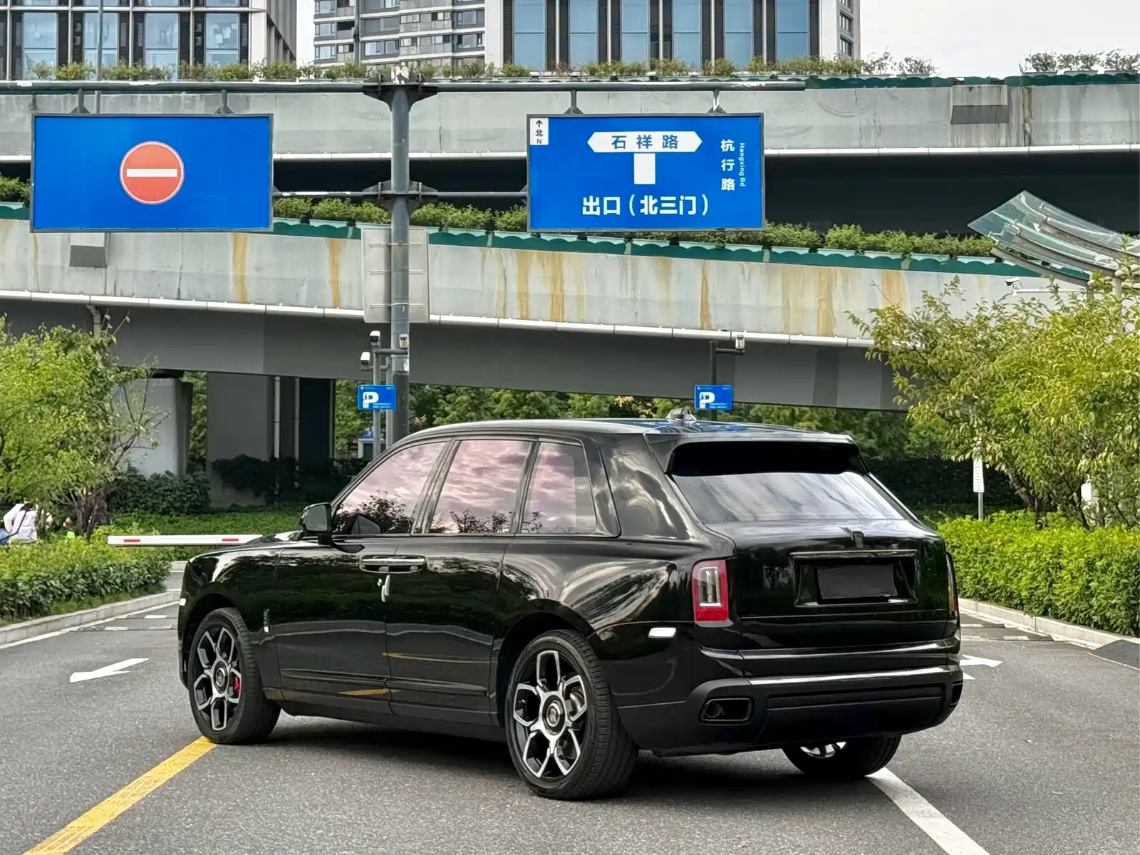Фото 9 - Rolls-Royce Cullinan