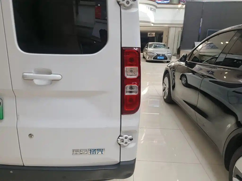 Wuling Motors Wuling Yangguang 2025 2024 300KM Comfort Bus Version 75kW