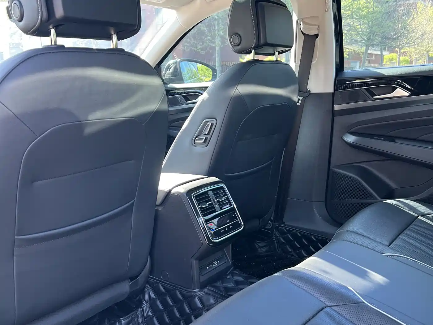 Volkswagen Passat 2022 330TSI Starlight Luxury Edition фото 11