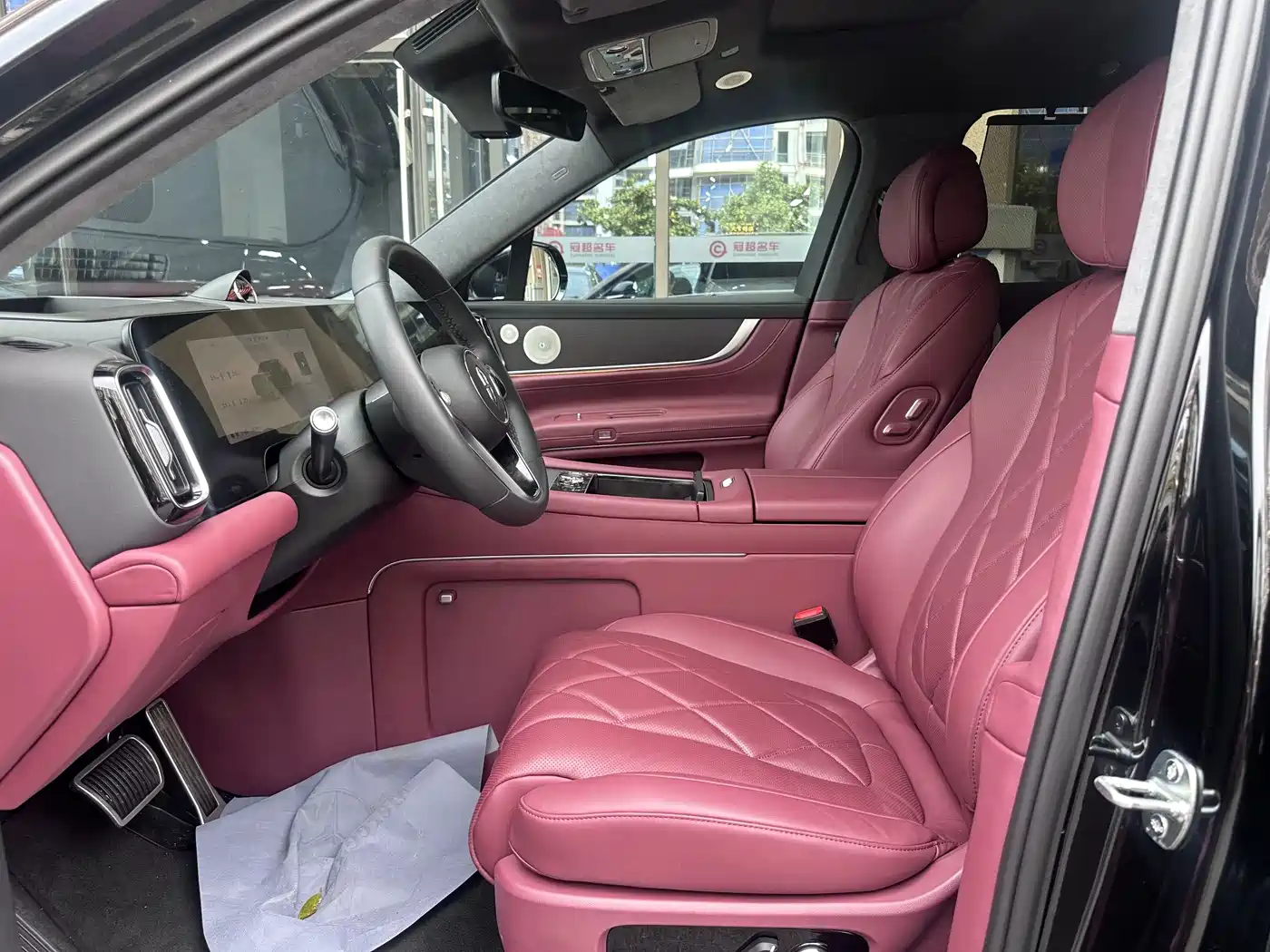 AITO Wenjie AITO M9 2024 Pure Electric Max Edition 100kWh 6-Seater фото 18