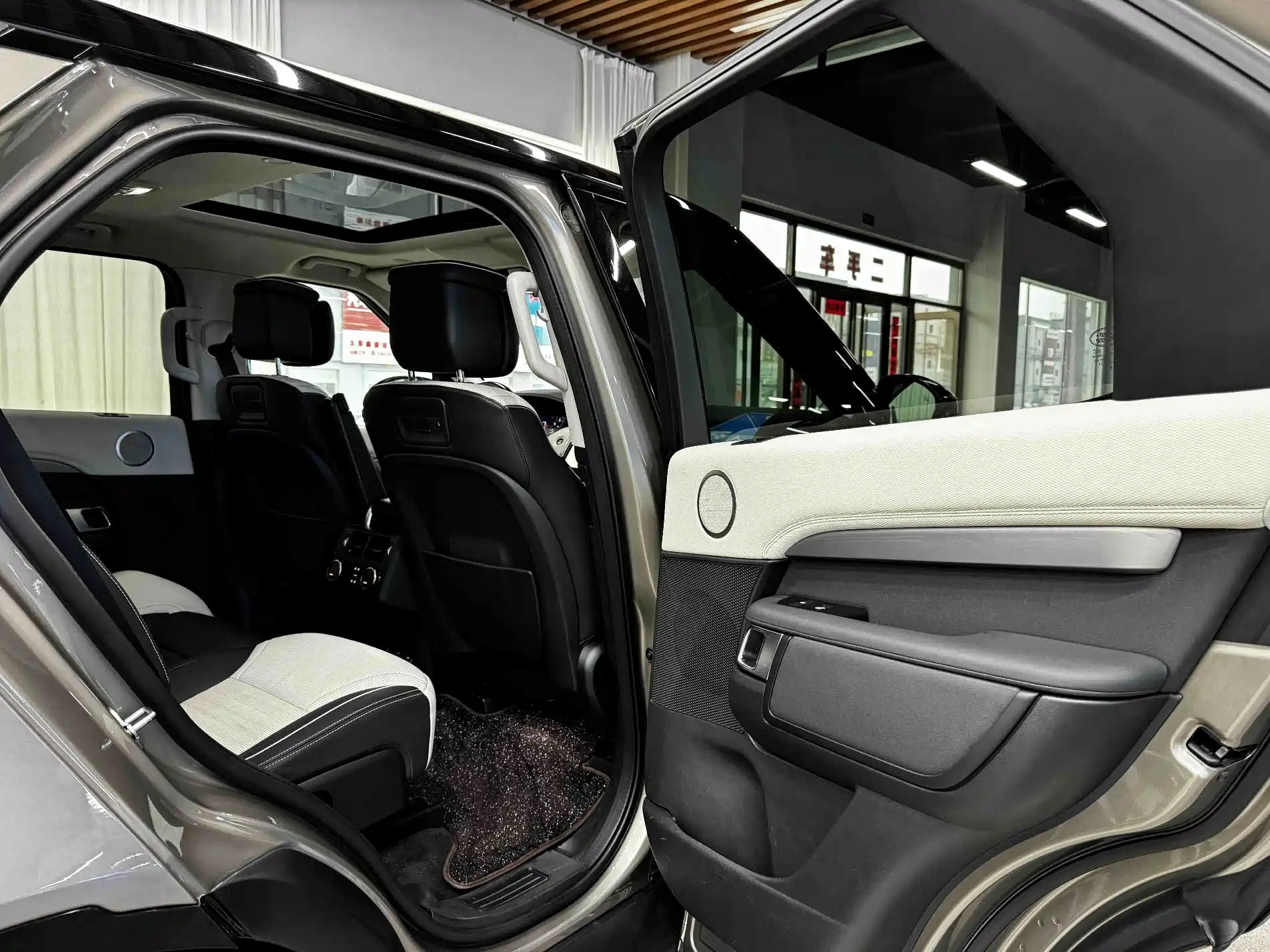 Photo 10 - Land Rover Discovery
