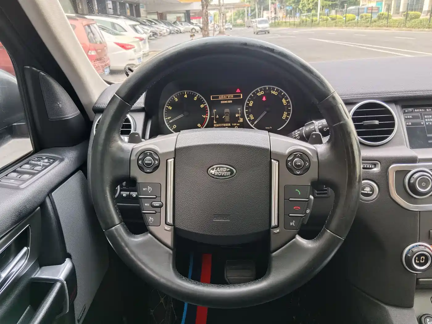 Land Rover Discovery 2015 3.0 SC V6 SE фото 14