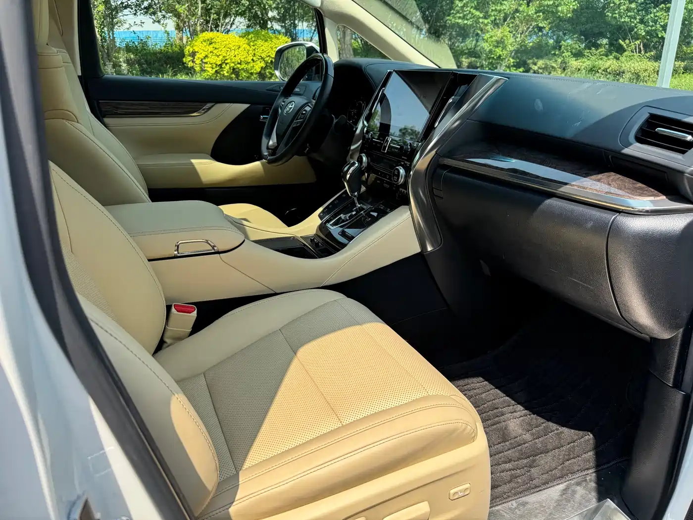 Toyota Alphard 2021 Hybrid 2.5L Premium фото 12