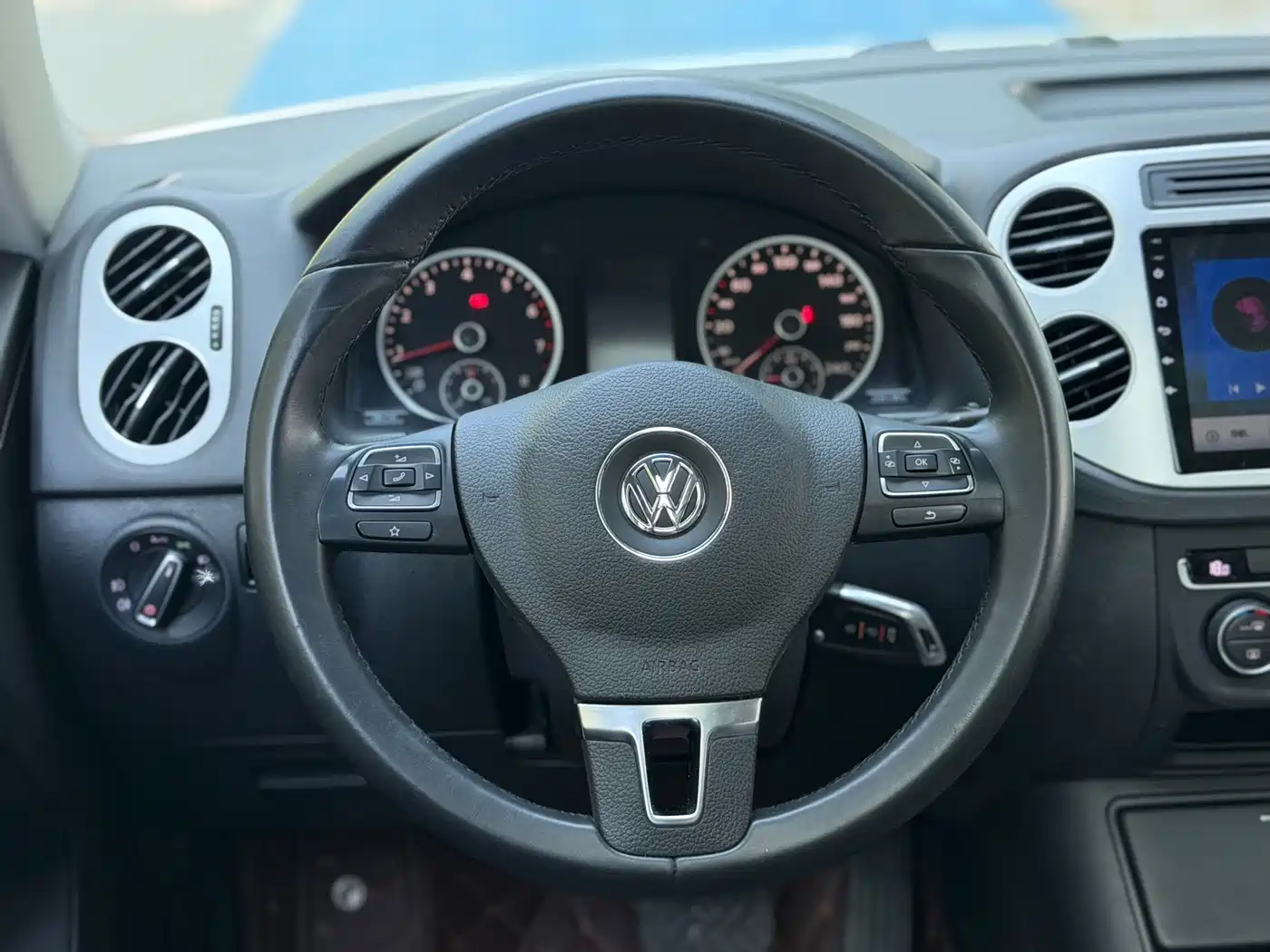VOLKSWAGEN TIGUAN