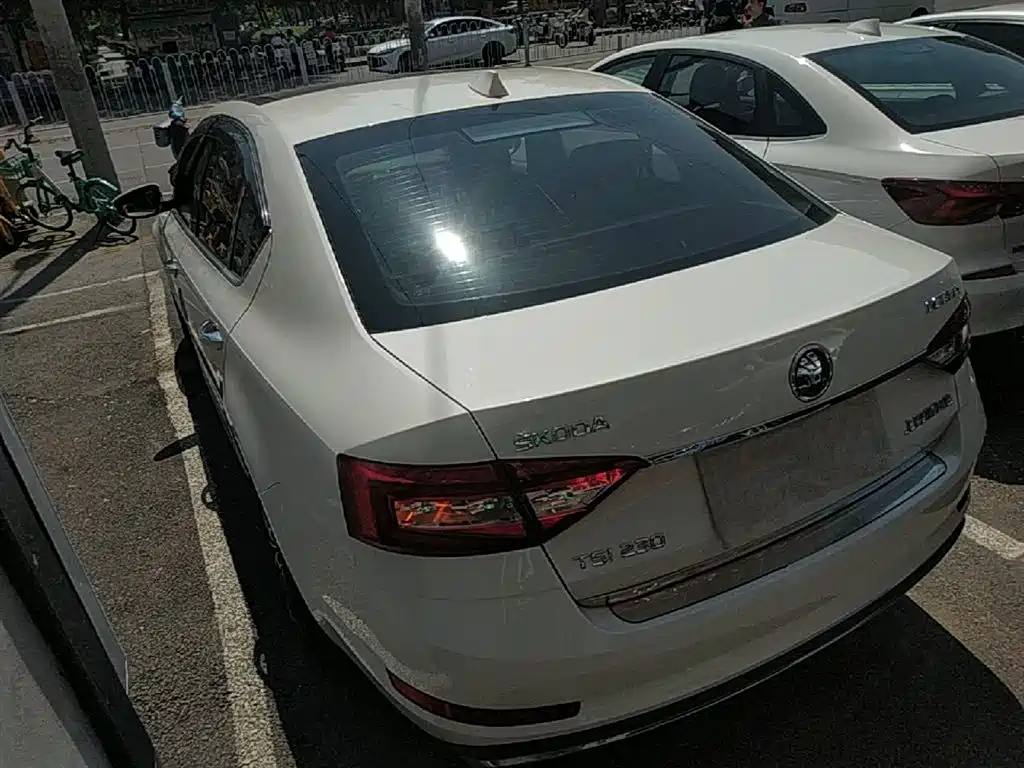 Škoda Octavia 2018 TSI230 DSG Luxury Edition фото 5