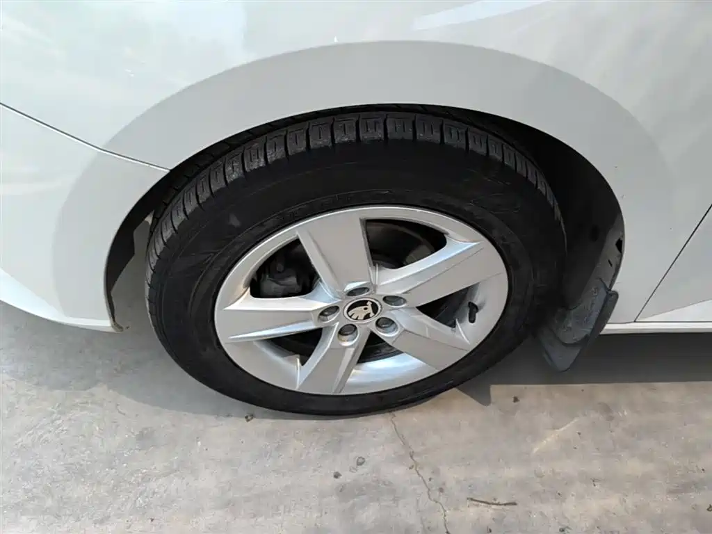 Škoda Fabia 2017 1.4L Auto Car Enjoy Edition фото 23
