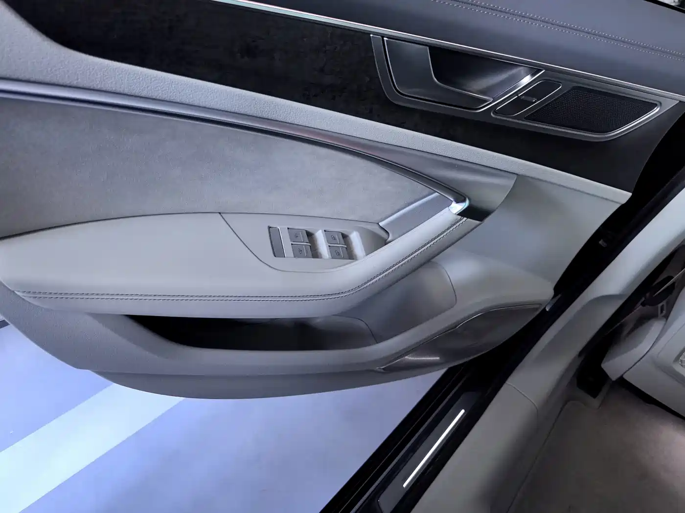 Фото 9 - Audi A6L