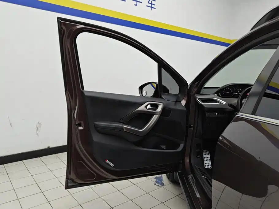 Photo 7 - Peugeot 2008