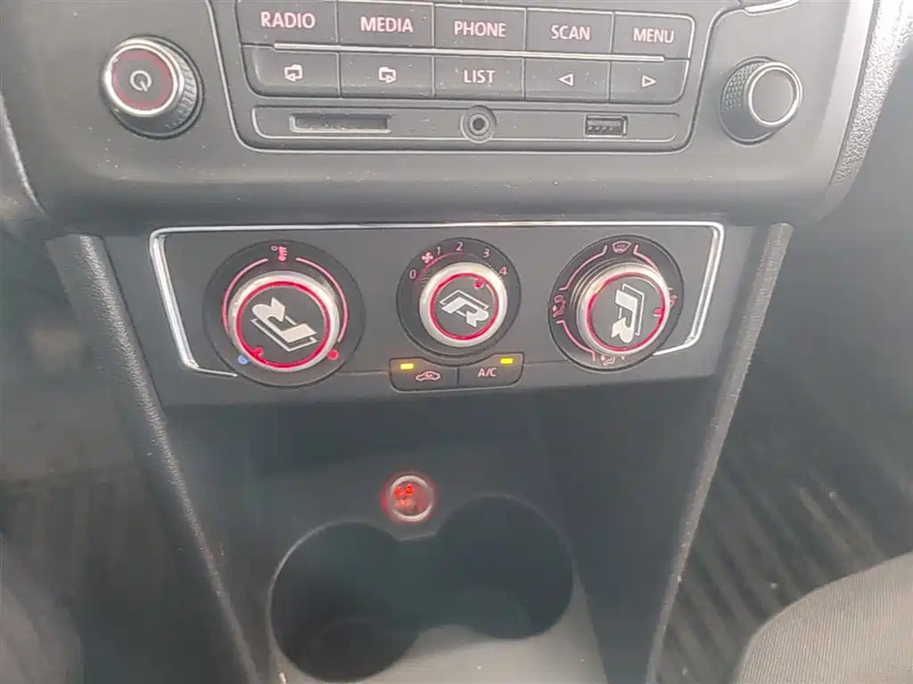 Volkswagen Polo 2014 1.6L Manual Comfort Edition фото 13