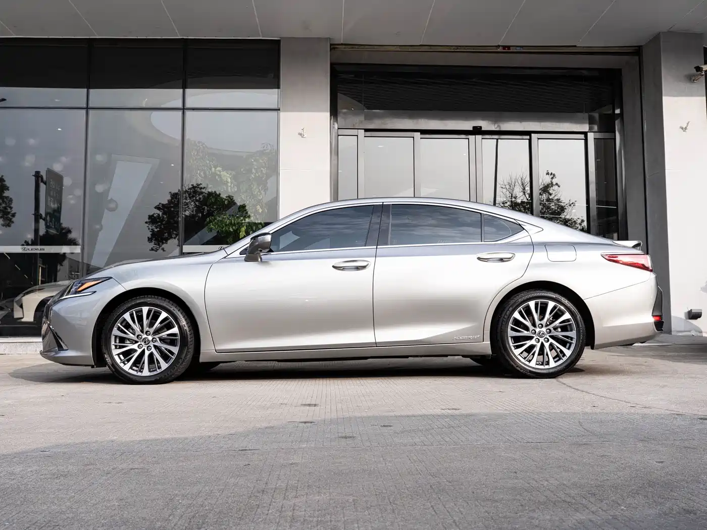 Lexus ES 2018 300h Premium Edition China V фото 4