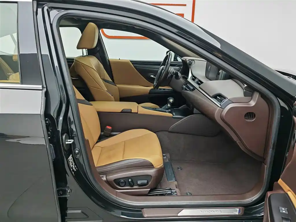 Lexus ES 2020 200 Excellence фото 23