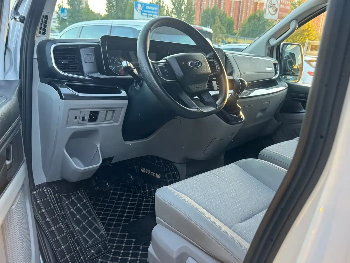 Ford Transit 2023 2023 2.0T Petrol Auto Business Travel Mid-Axis Mid-Roof 10/11/12-seater