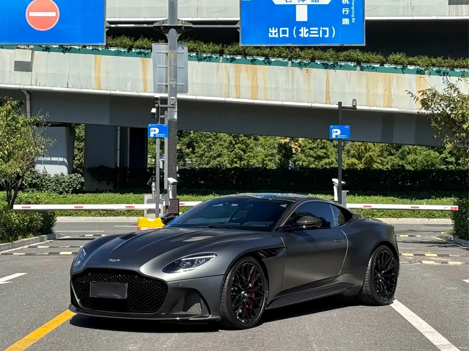 Фото 3 - Aston Martin DBS
