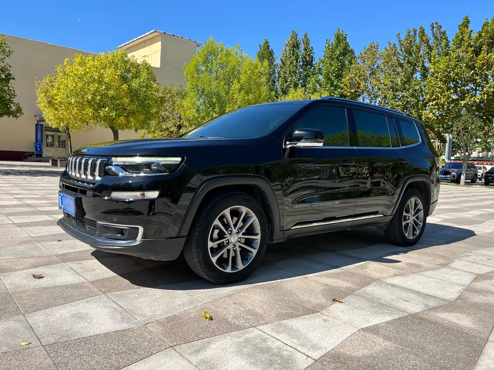 صورة 2 - Jeep Grand Commander