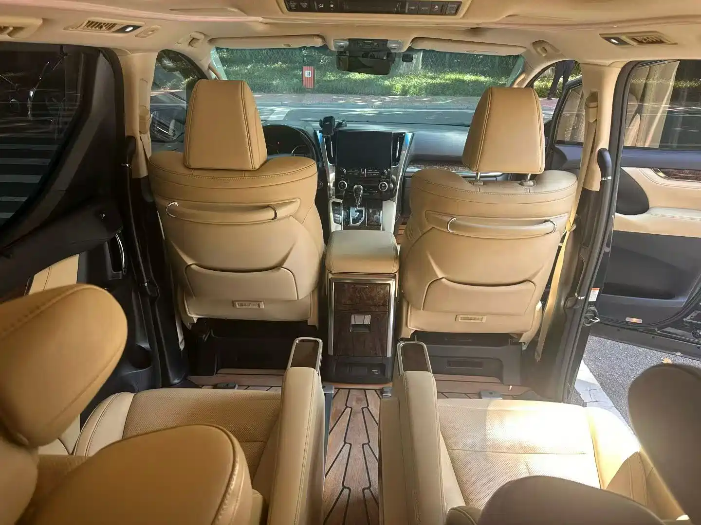 Photo 5 - Toyota Alphard