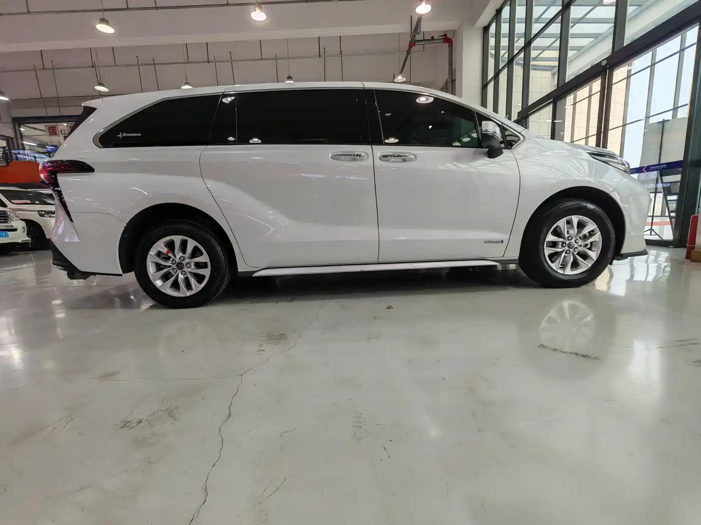 Toyota Granvia 2023 2.5L Hybrid Comfort Edition фото 26