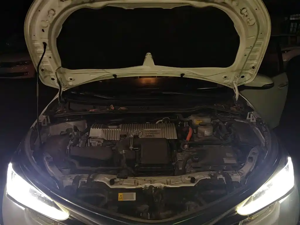 Toyota Corolla 2017 Facelift Hybrid 1.8L E-CVT Elite Edition фото 11