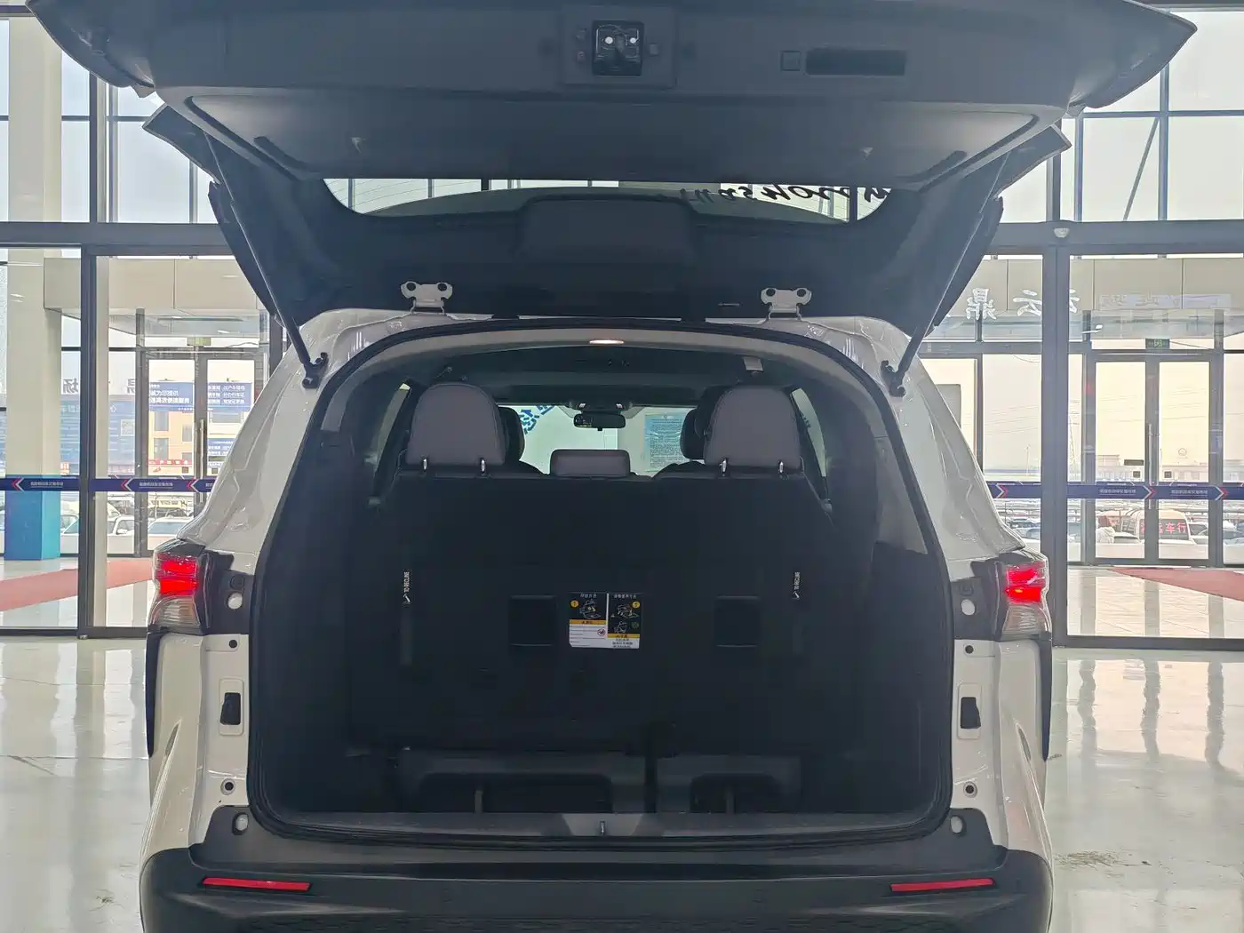 Toyota Granvia 2023 2.5L Hybrid Comfort Edition фото 22