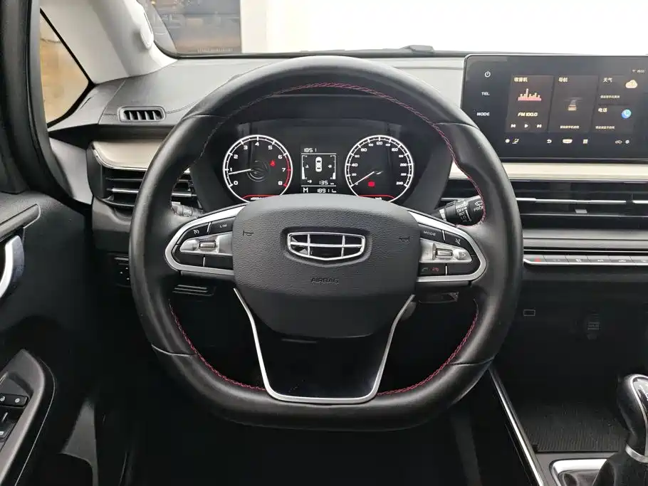 Фото 15 - Geely Vision X3