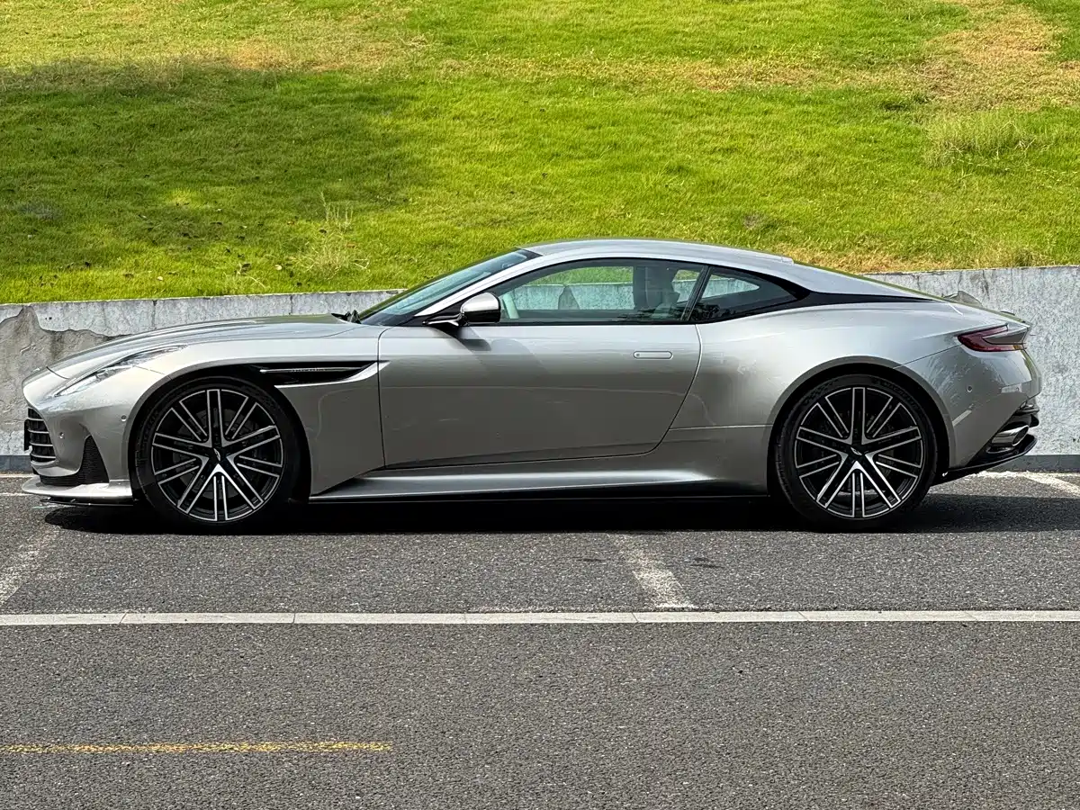 Фото 6 - Aston Martin DB12