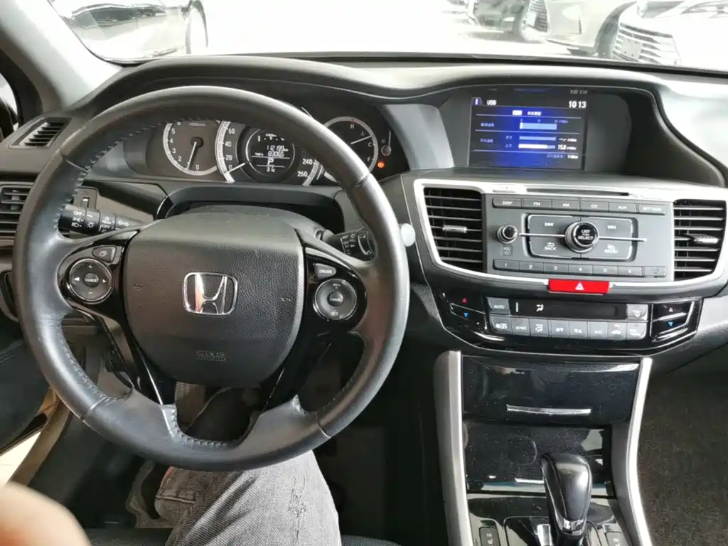 Фото 10 - Honda Accord