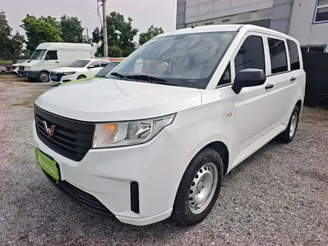 Wuling Hongguang Plus 1.5L, Механика, Стандарт, 5 мест