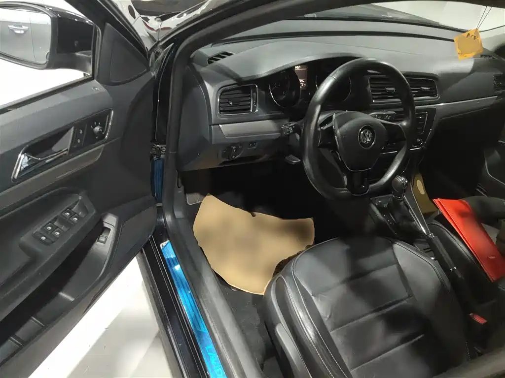 Volkswagen Lavida 2015 1.6L Automatic Comfort Edition фото 12