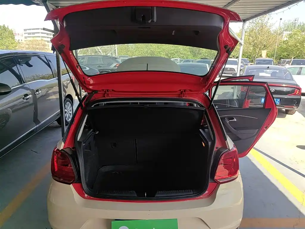 Volkswagen Polo 2016 1.6L Automatic Luxury фото 19