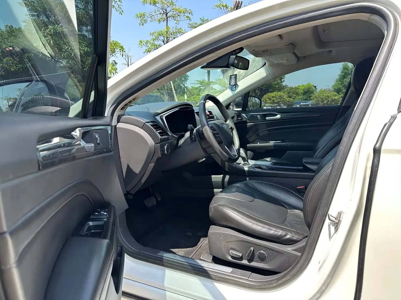 Ford Mondeo 2013 2.0L GTDi240 Luxury Sport фото 9