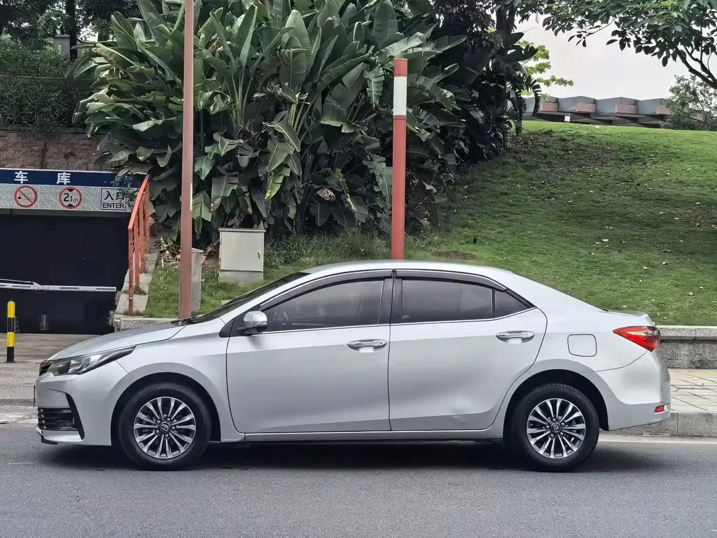 Toyota Corolla 2017 Facelift 1.2T S-CVT GL фото 3
