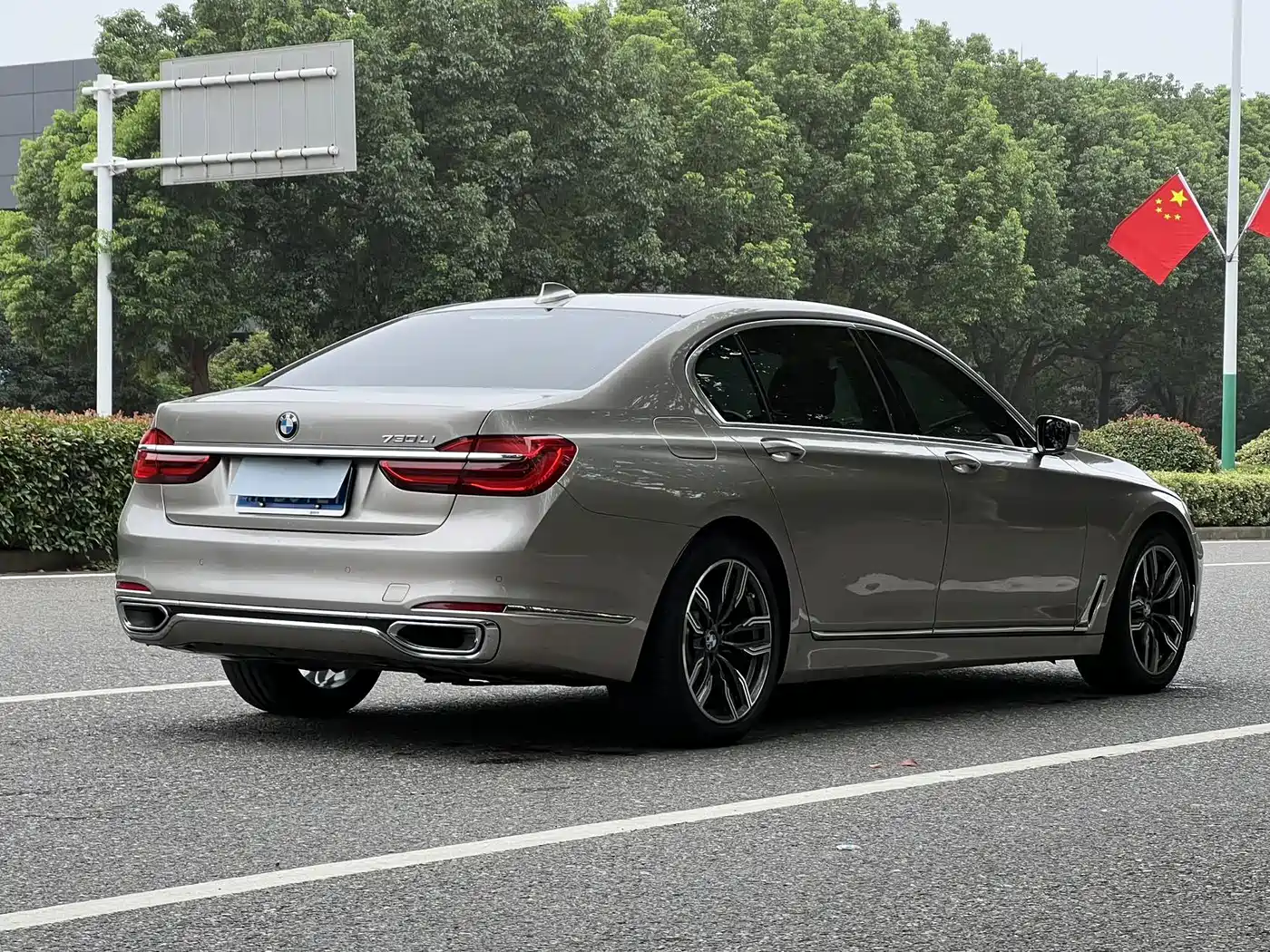 Photo 17 - BMW 7 Series