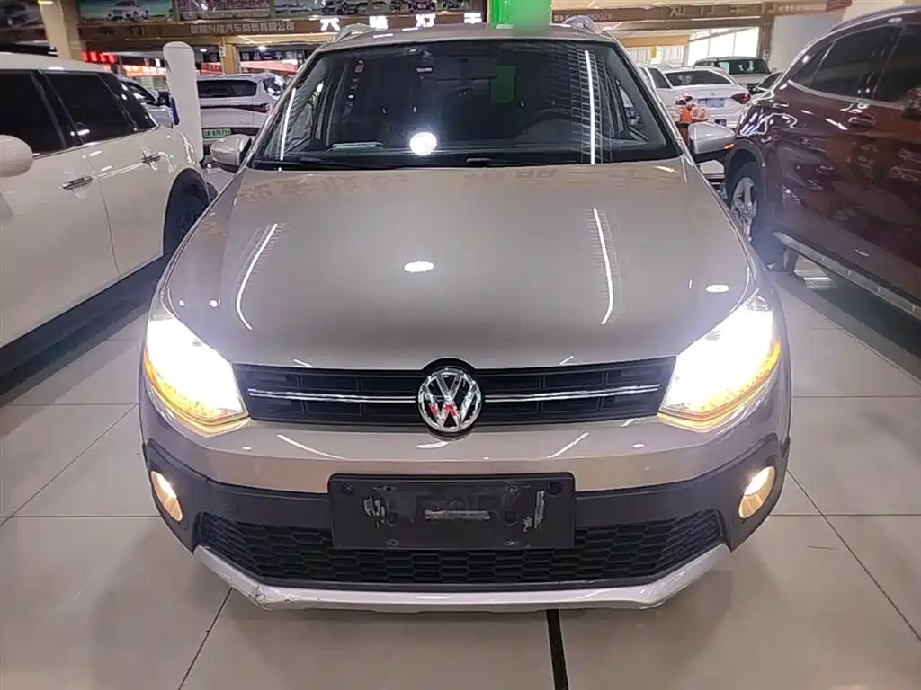 Volkswagen Polo 2016 1.4L Cross Polo Automatic фото 3