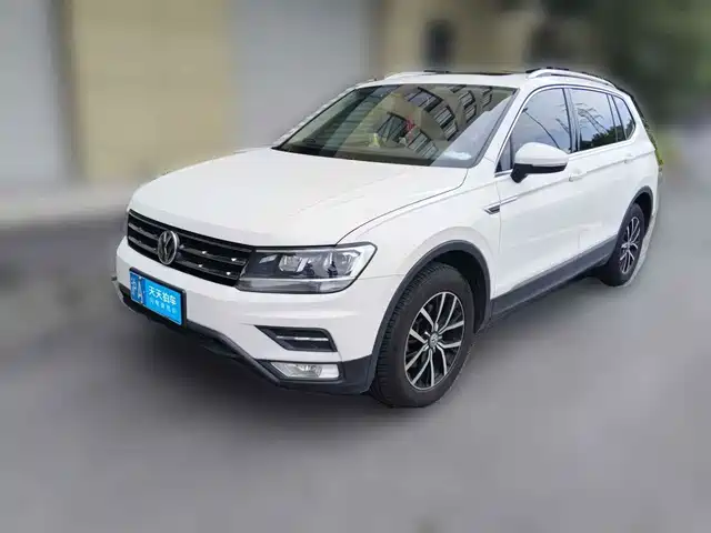 Volkswagen Tiguan L 2018 Facelift 330TSI Automatic 2WD Luxury Edition — фото 1