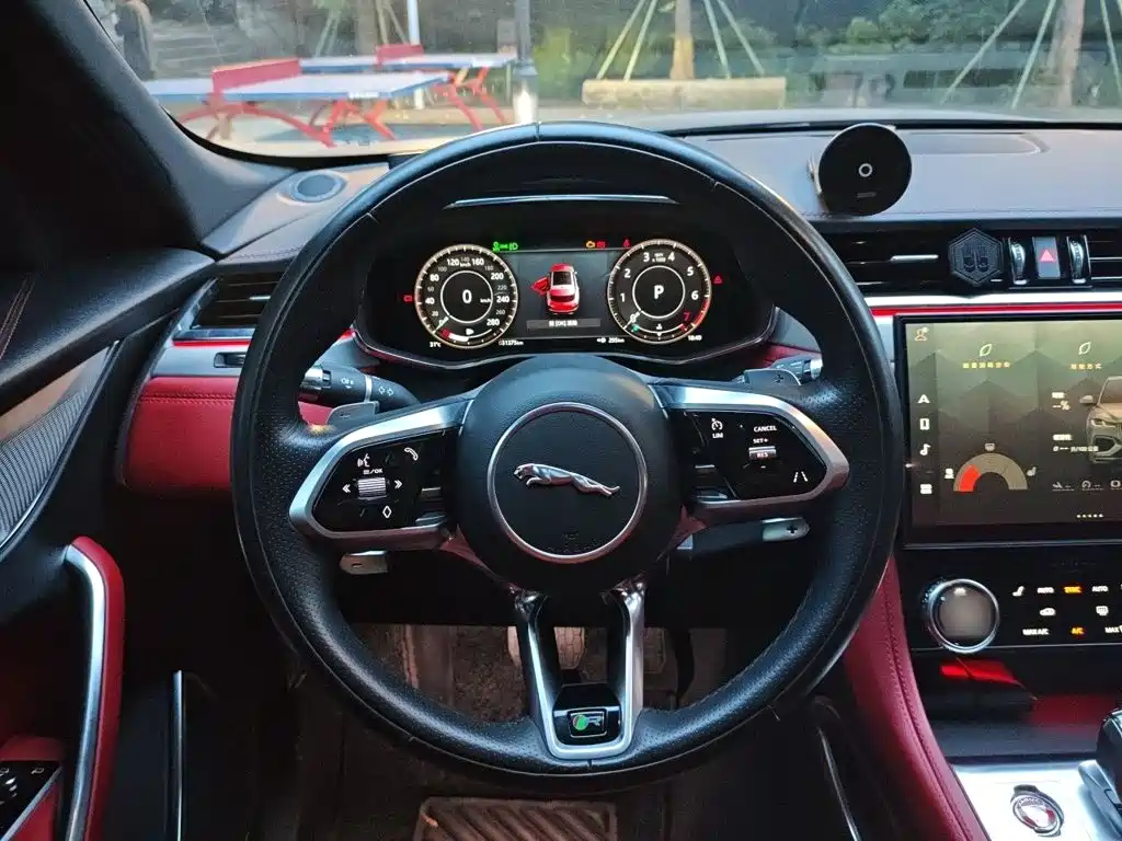 Фото 6 - Jaguar F-PACE