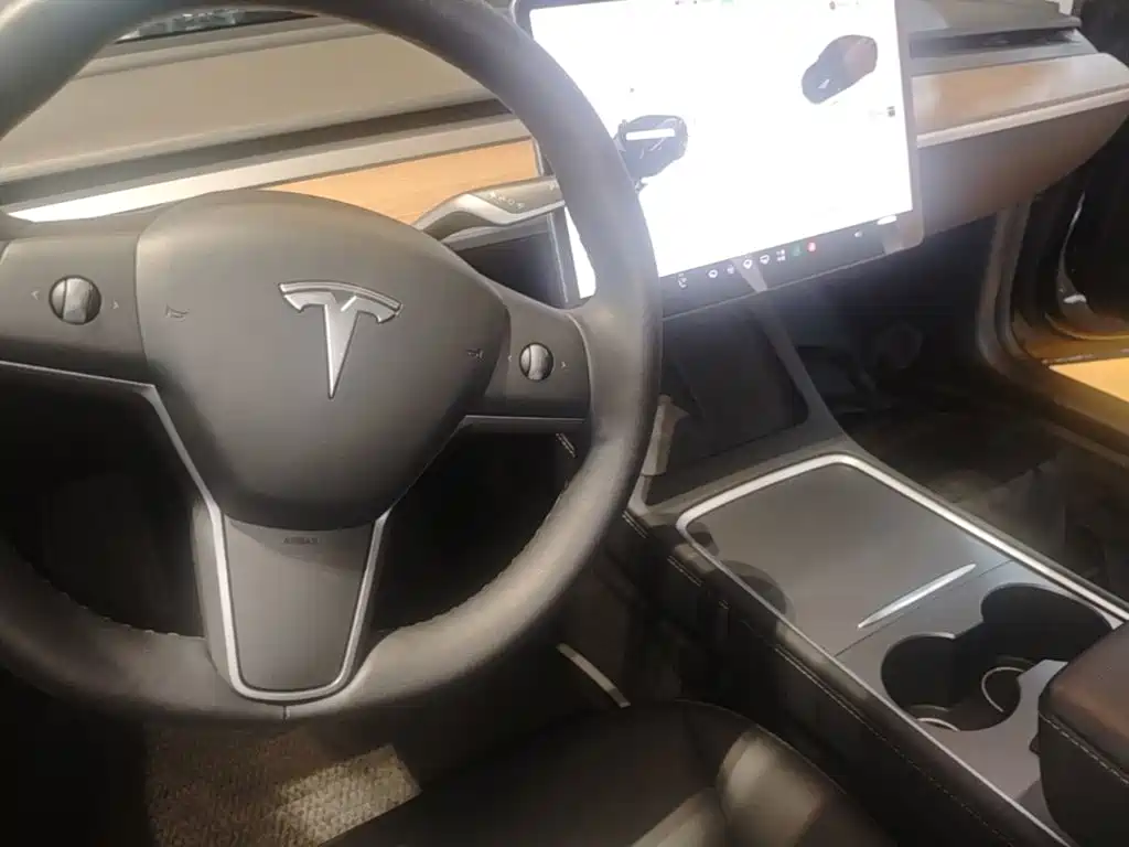 Фото 14 - Tesla Model 3