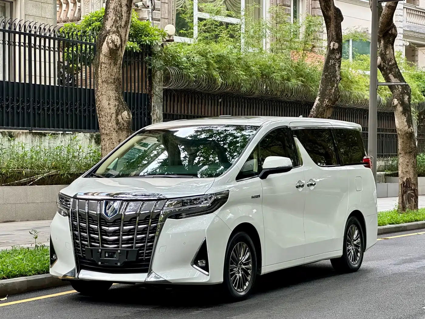 Toyota Alphard 2021 Hybrid 2.5L Premium фото 17