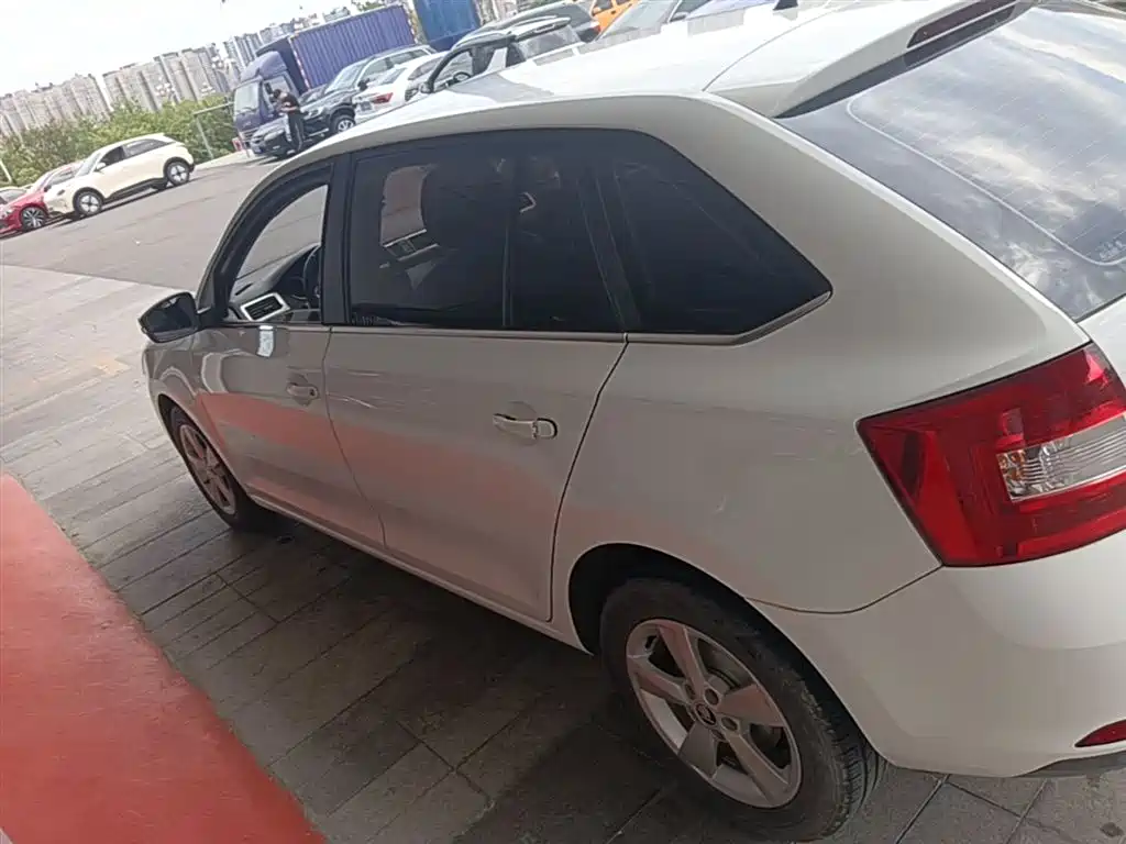 Škoda Skoda Rapid Spaceback 2018 1.6L Automatic Comfort фото 5