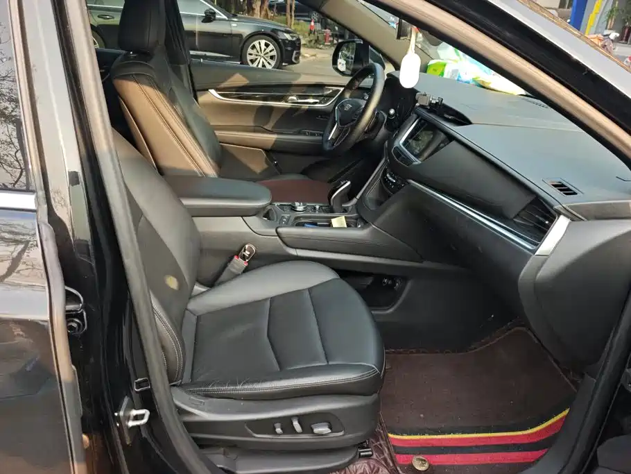 Фото 8 - Cadillac XT5