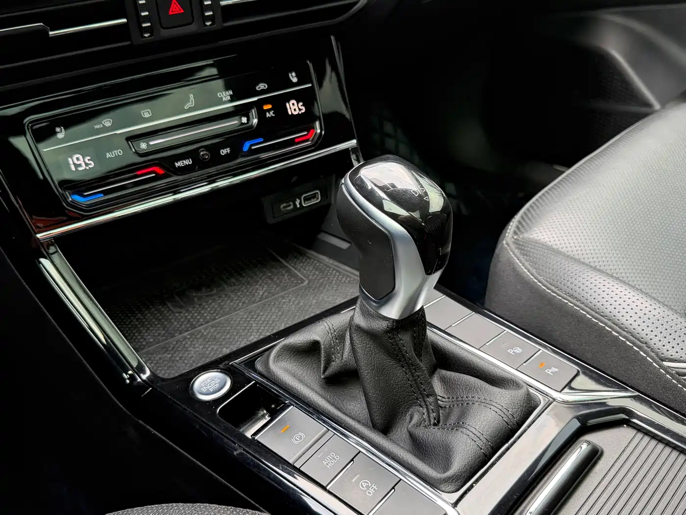 Volkswagen Passat 2022 330TSI Luxury Edition фото 20