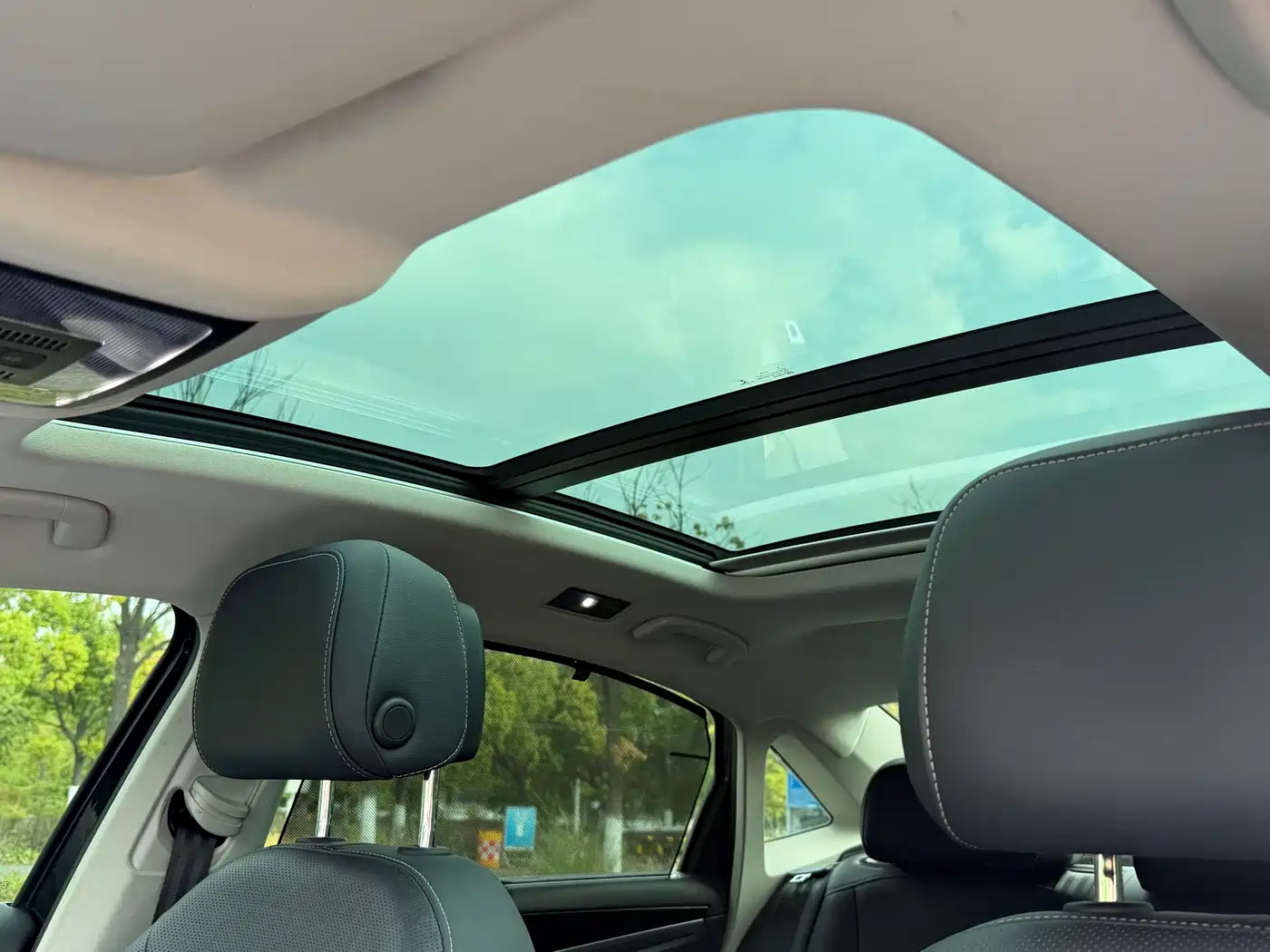 Volkswagen Passat 2022 330TSI Luxury Edition фото 21