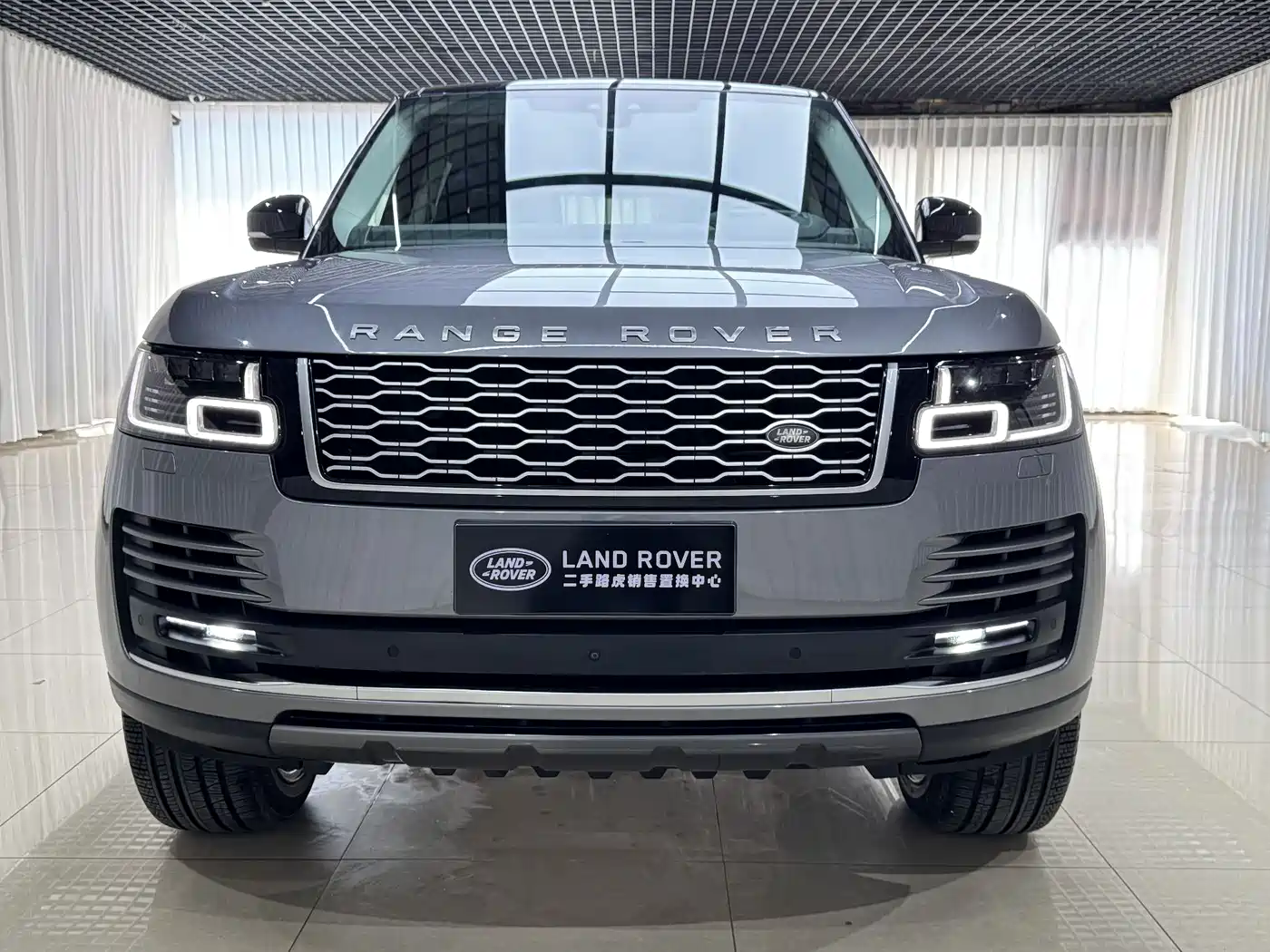 Land Rover Range Rover 2021 3.0 L6 Heritage Extended Classic Edition фото 3