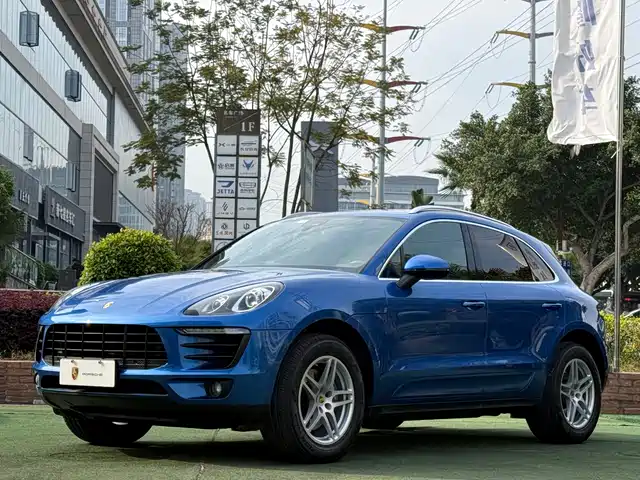 PORSCHE MACAN