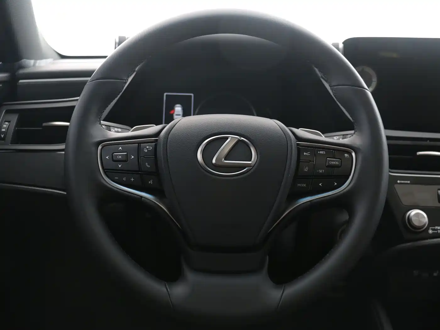 Lexus ES 2022 300h Ultimate Edition фото 12