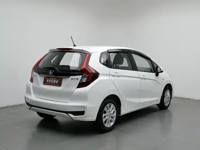 Honda Fit 2018 1.5L CVT Comfort Sunroof Edition — фото 2