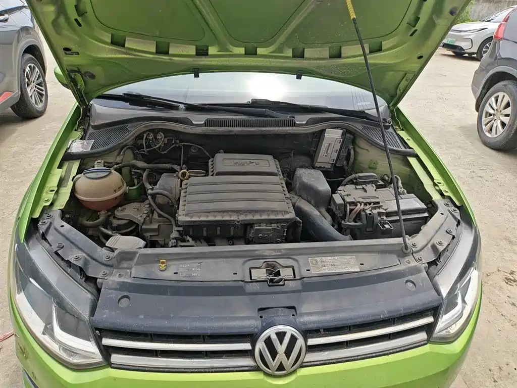 Volkswagen Polo 2014 1.6L Automatic Luxury Edition фото 11