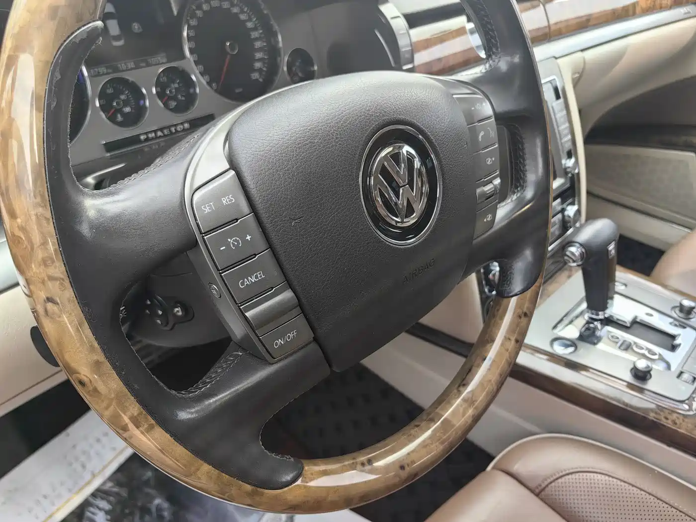 Volkswagen Phaeton 2011 4.2L V8 4-seat Extended Individual Edition фото 6
