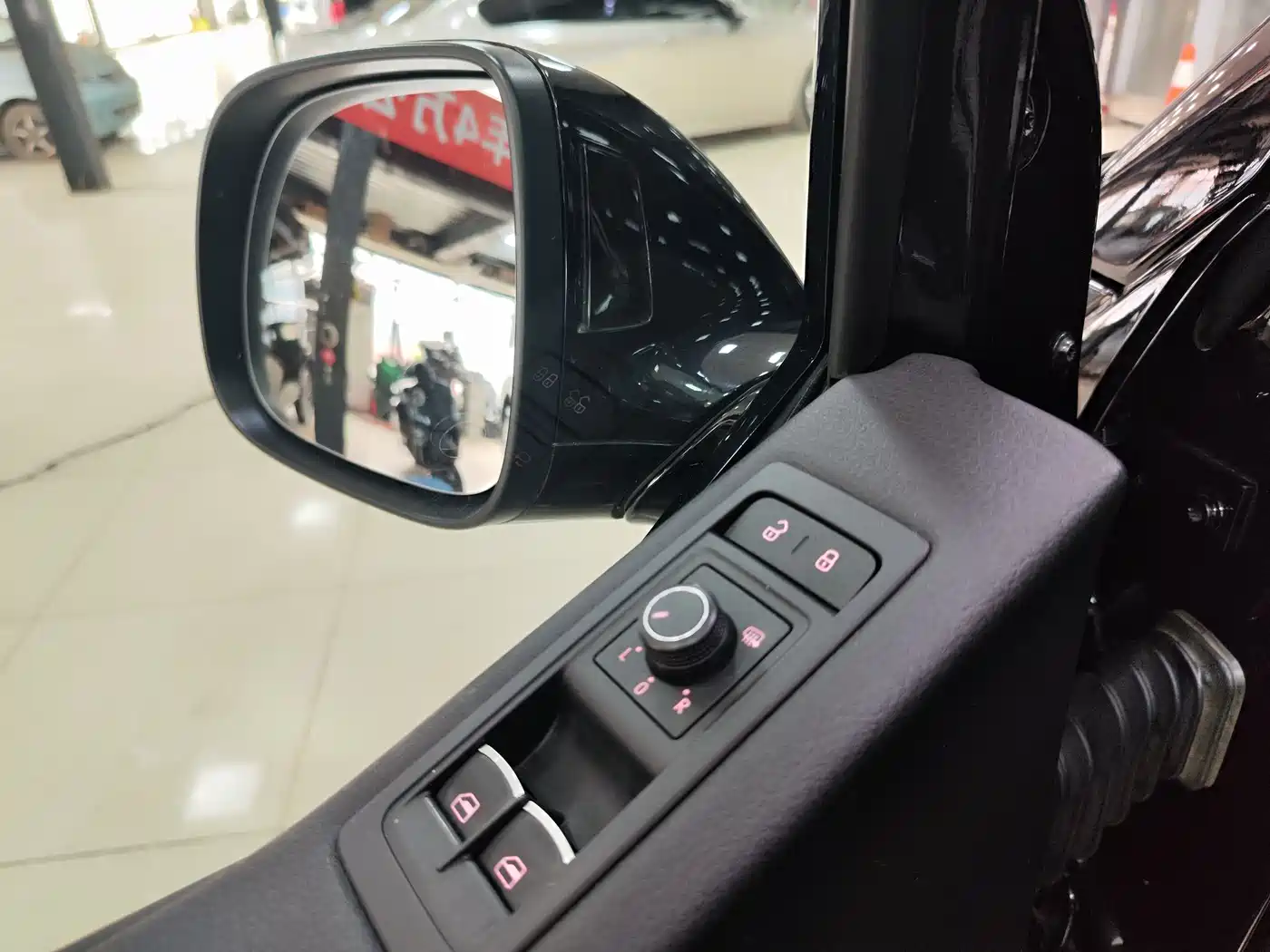 Volkswagen Multivan 2018 2.0TSI 4WD Premium Edition 7-Seater фото 25
