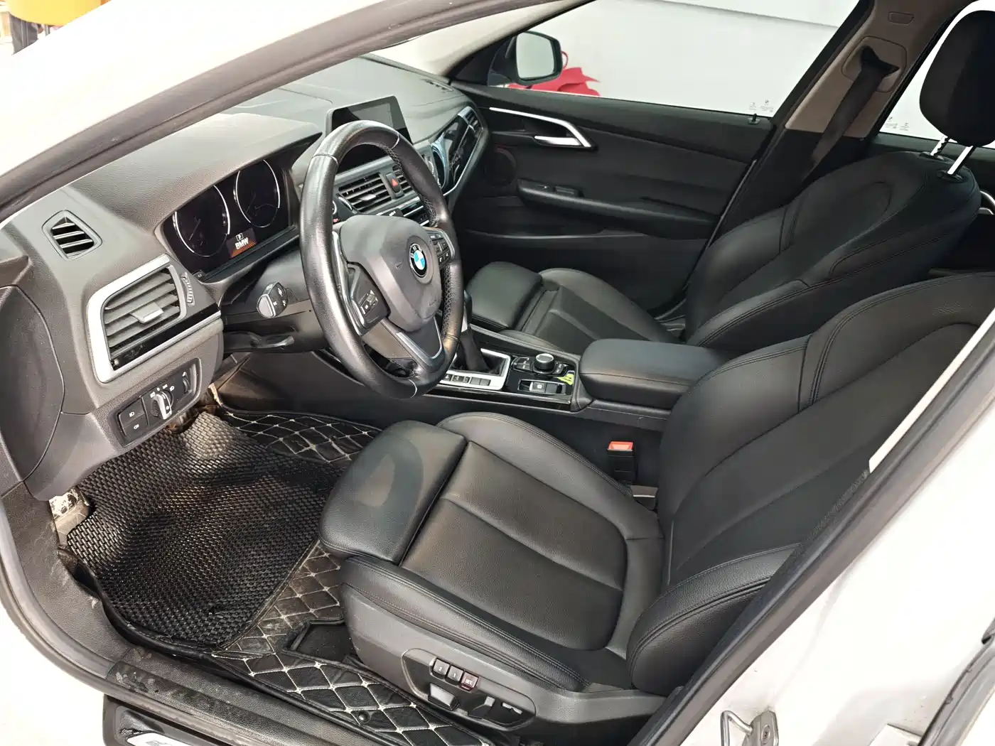 BMW 1 Series 2018 118i Sport Edition фото 15